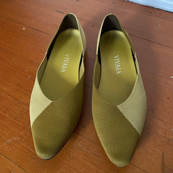 Vivaia Green Valencia Pointed-Toe V-Cut Flats - Picture 8 of 10